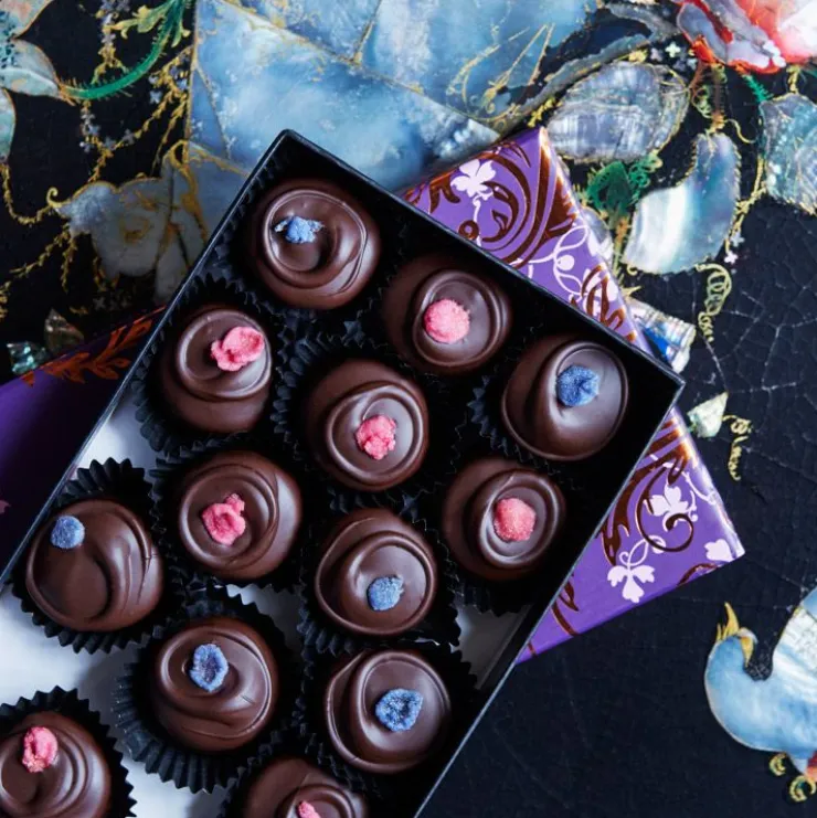 buckingham_palace_english_rose_and_violet_creams_3.webp New Buckingham Palace English Rose And Violet Creams Confectionery & Chocolates